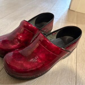 Sanita Glossy Red Clogs size 11.5